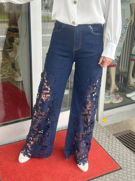 Jeanshose mit floraler Spitze