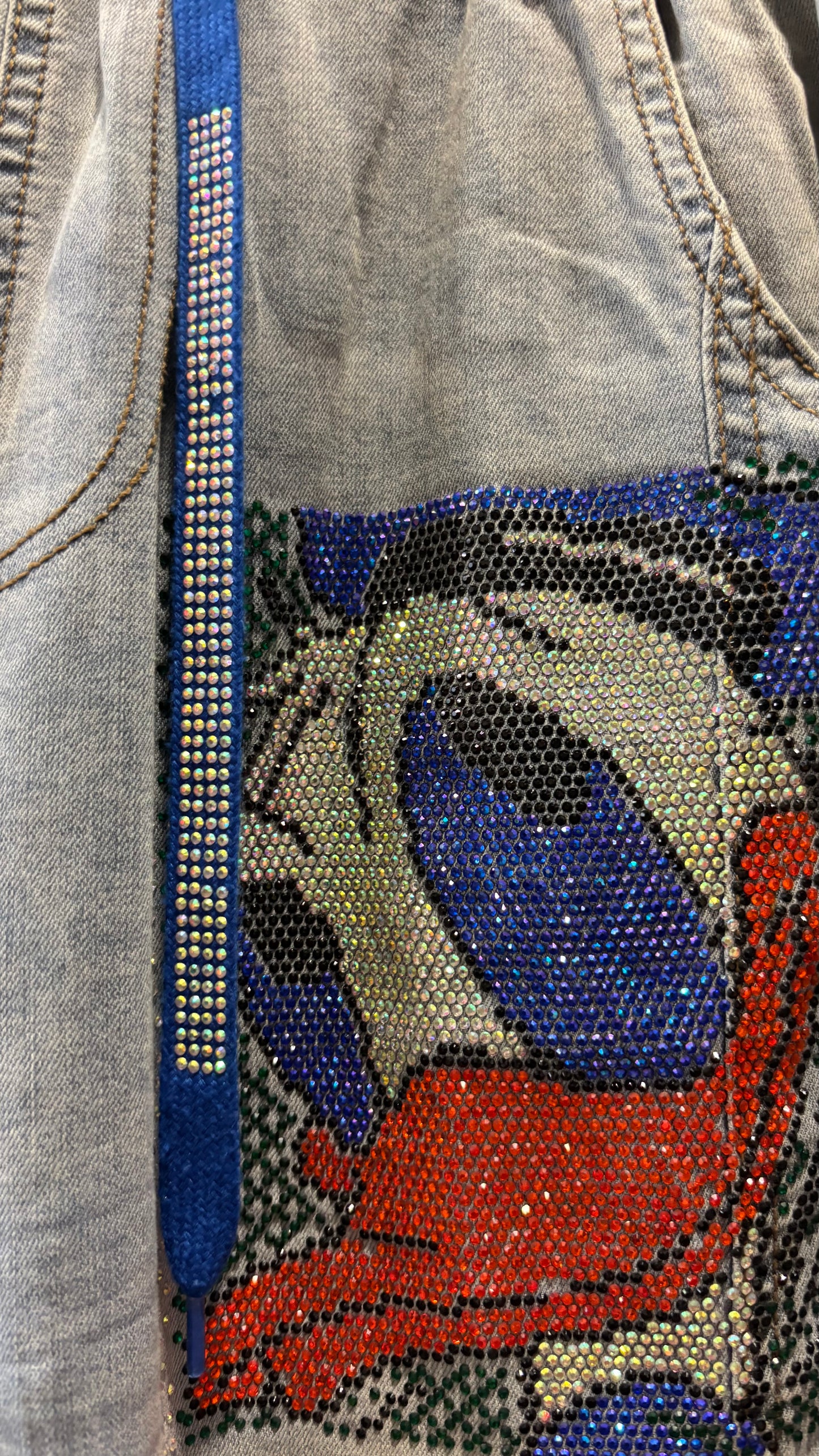 Jeans mit Enten-Strassmotiv