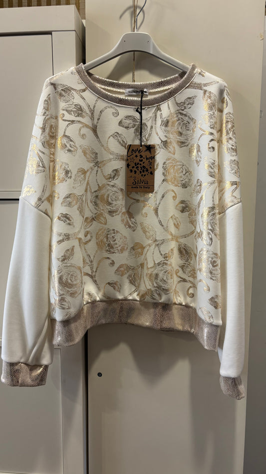 Weißer Zweiteiler mit Goldmotiv
