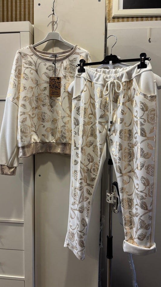 Weißer Zweiteiler mit Goldmotiv