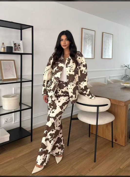 Jeansjacke mit Kuhflecken