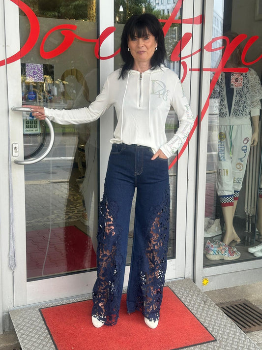 Jeanshose mit floraler Spitze
